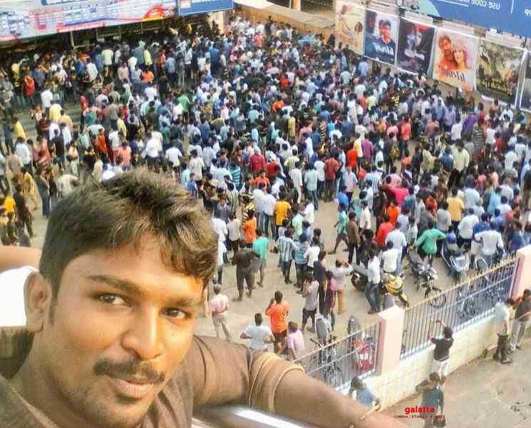 தளபதி விஜய் பாணியில் செல்ஃபி எடுத்த இயக்குனர் ரத்னகுமார் ! - Tamil Movie Cinema News தளபதி விஜய் பாணியில் செல்ஃபி எடுத்த இயக்குனர் ரத்னகுமார் ! - Tamil Movie Cinema News