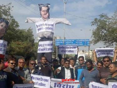 Sushant Singh Rajput's fans burn effigies of Salman Khan in protest!- 