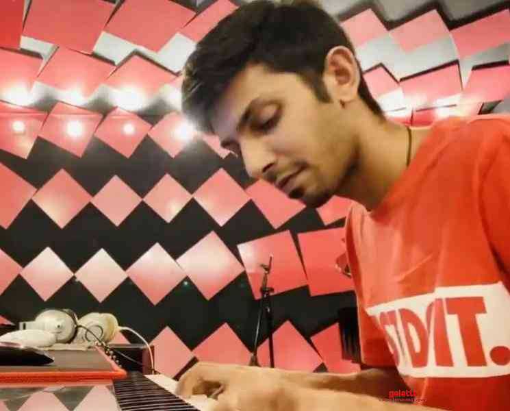 மூணு பட மியூசிக்கை வாசித்து அசத்தும் அனிருத் ! - Tamil Movie Cinema News மூணு பட மியூசிக்கை வாசித்து அசத்தும் அனிருத் ! - Tamil Movie Cinema News