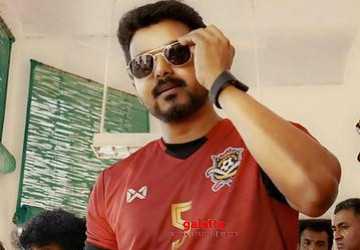 பிகில் ஜெர்ஸியை பரிசளித்த தளபதி ! யாருக்கு தெரியுமா ? - Tamil Movie Cinema News பிகில் ஜெர்ஸியை பரிசளித்த தளபதி ! யாருக்கு தெரியுமா ? - Tamil Movie Cinema News