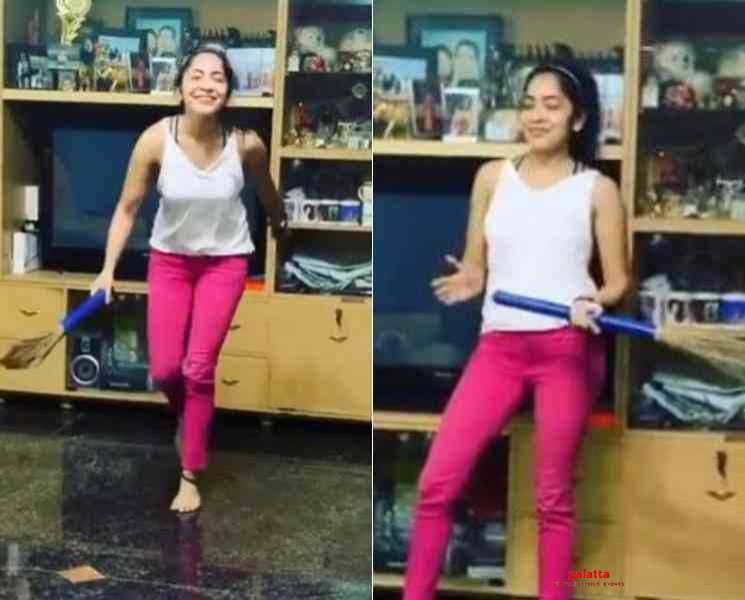 நடனமாடிக்கிட்டே வீட்டை சுத்தம் செய்யும் VJ ரம்யா ! - Tamil Movie Cinema News நடனமாடிக்கிட்டே வீட்டை சுத்தம் செய்யும் VJ ரம்யா ! - Tamil Movie Cinema News