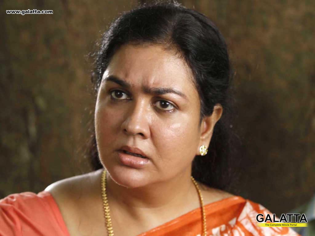 Urvashi Wallpapers Medium 1 - Malayalam Actors, Malayalam Actresses