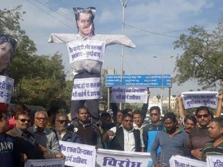 Sushant Singh Rajput's fans burn effigies of Salman Khan in protest!